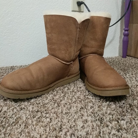 Chestnut Bailey Button Uggs - Picture 1 of 3